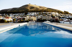 Hồ bơi ngoài trời, hồ bơi tại sân thượng, ghế dài tắm nắng 