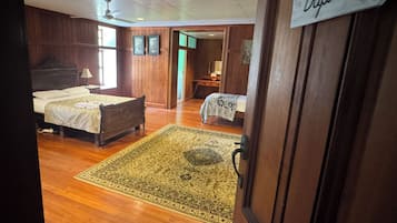 Chambre Triple, salle de bains attenante (Daphne Room)