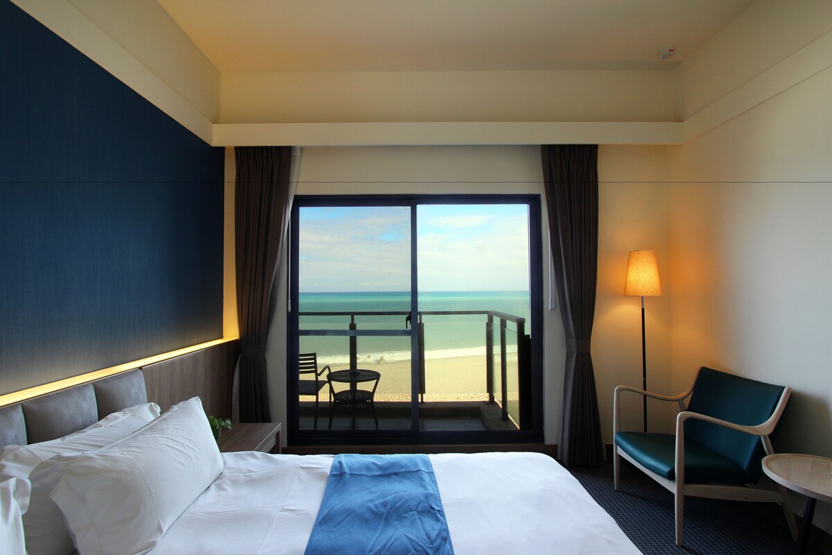 Premium bedding, in-room safe, blackout curtains, free WiFi