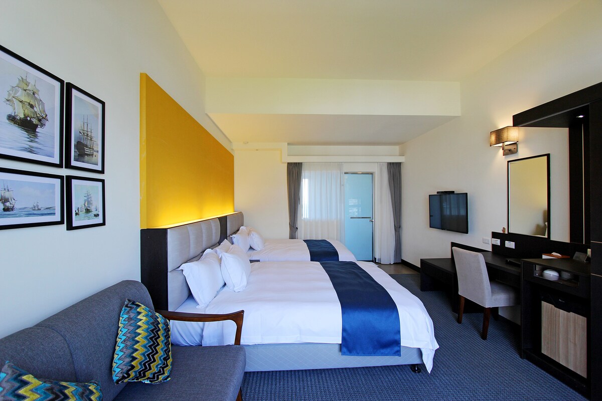 Premium bedding, in-room safe, blackout curtains, free WiFi