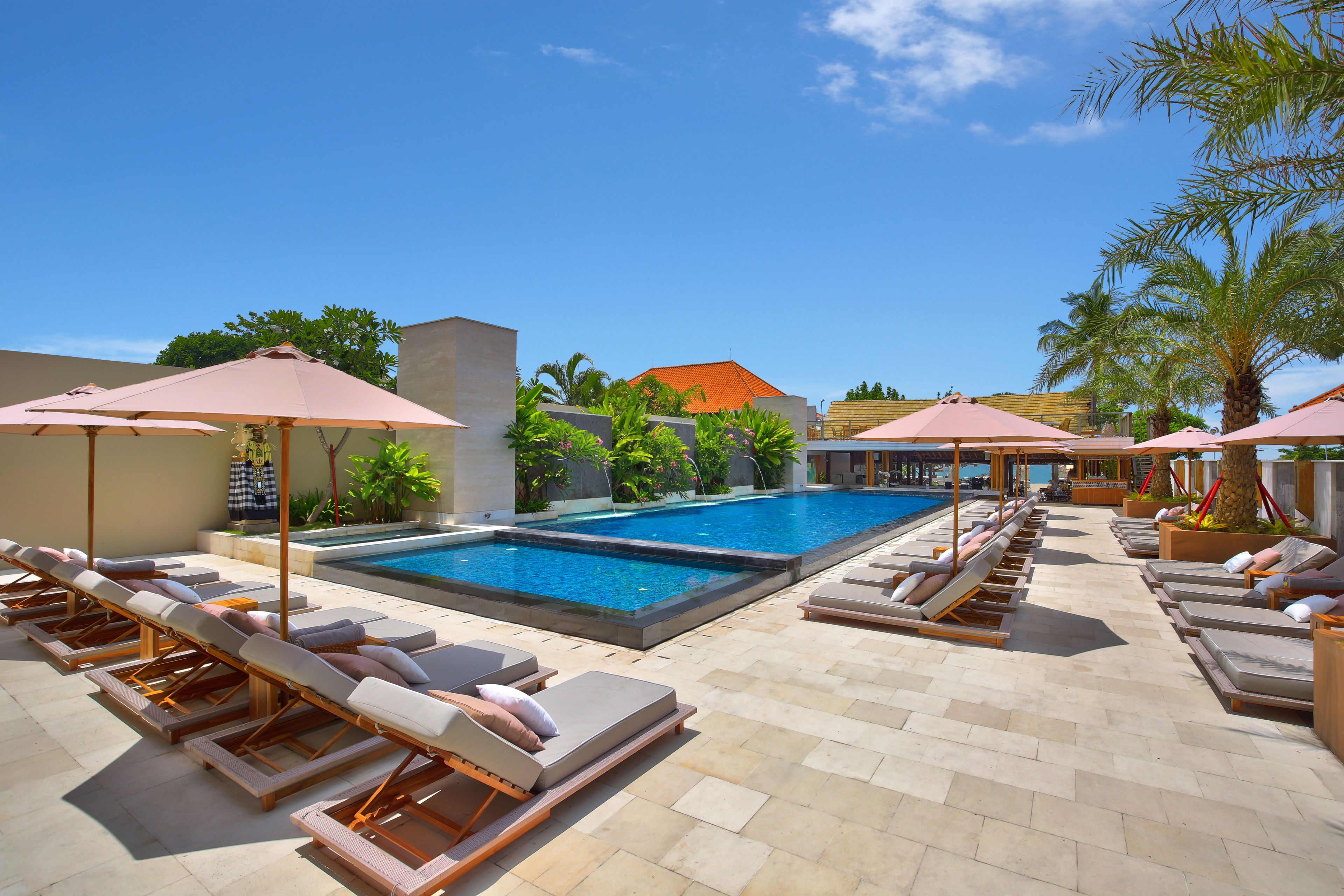 2 座室外游泳池，開放時間為 07:00 至 22:00，提供泳池遮陽傘和日  光浴躺椅