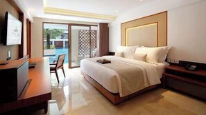 Minibar, brankas, meja kerja, dan tirai kedap cahaya