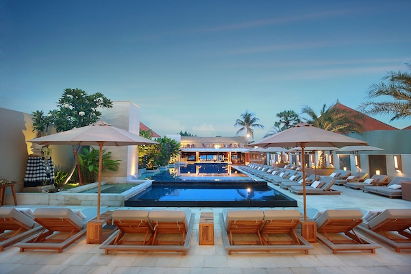 2 kolam renang outdoor, dengan payung kolam renang dan kursi berjemur