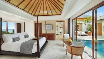 Une chambre moderne avec un grand lit, une vue sur l’océan, une piscine entourée de baies vitrées et un plafond en bois.