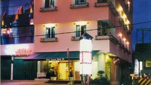 A multi-story hotel with balconies and a ground-level restaurant. - Losari Blok M  Hotel Jakarta (Jakarta)