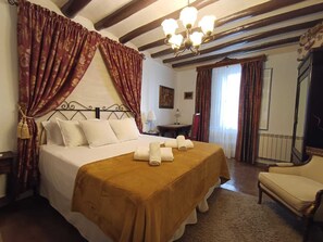 Deluxe dubbelrum | Sängtillbehör av högsta kvalitet, skrivbord och arbetsyta för laptop