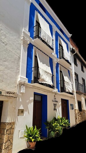 Roupas de cama premium, escrivaninha, espaço de trabalho para notebook