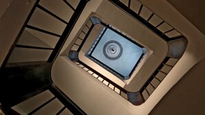 En spiralopsats med et cirkulært mellemlanding i midten.