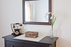 Superior Double Room | Premium bedding, desk, laptop workspace, free WiFi - La Casona Casa Rural (Urrea de Gaen)