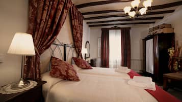 Deluxe tweepersoonskamer | Luxe beddengoed, een bureau, een laptopwerkplek, gratis wifi