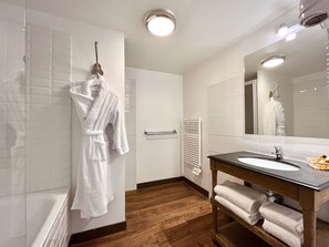 Prestige Twin Room | Bathroom | Designer toiletries, hair dryer, towels, soap - Hôtel des Basses Pyrénées (Bayonne)