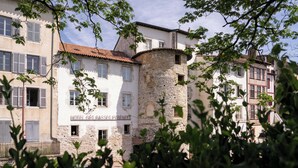 A historic building with a stone tower, multiple windows, and a sign indicating it is a hotel. - Hôtel des Basses Pyrénées (Bayonne)