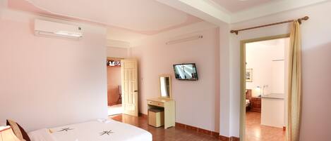 Connecting Room with River View | Desk, soundproofing, rollaway beds, free WiFi