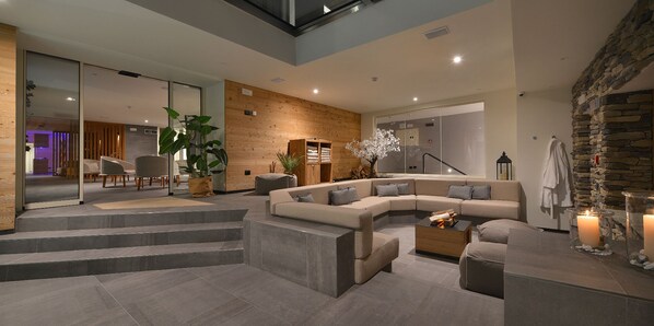 Salas de tratamiento para parejas, sauna y tina de hidromasaje