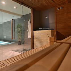 Behandelingskamers voor koppels, een sauna, een bubbelbad, een stoombad