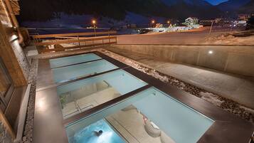 Indoor pool, pool loungers