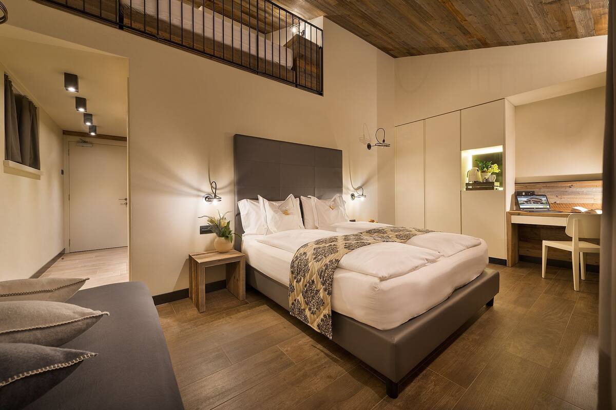 Premium bedding, down comforters, minibar, in-room safe