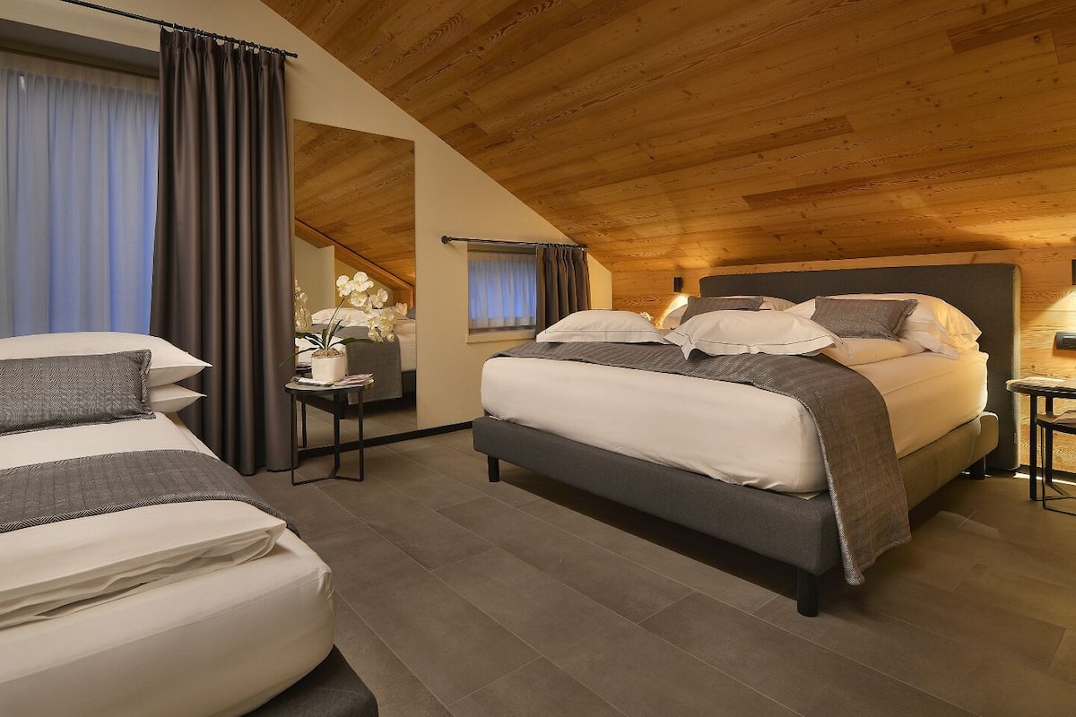 family room | 1 bedroom, premium bedding, down duvets, minibar