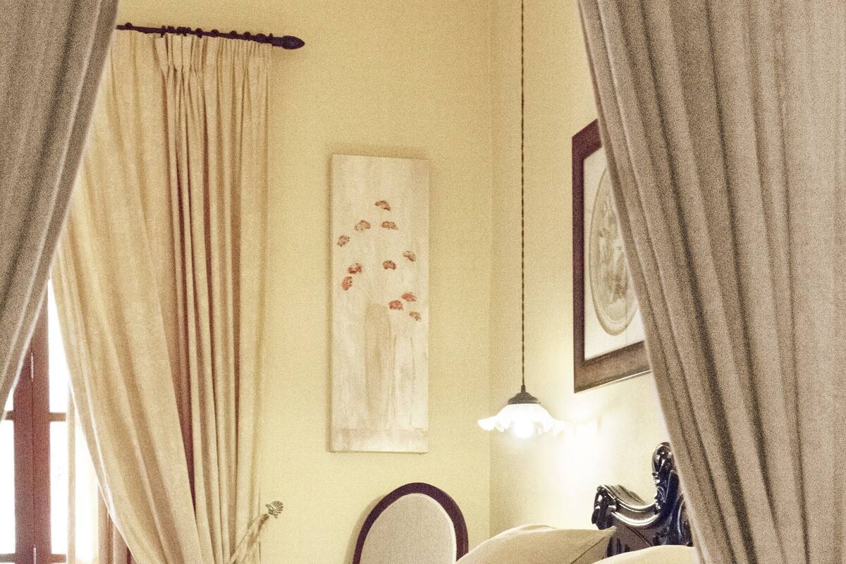 Rom – classic, terrasse, hageutsikt | Safe på rommet, skrivebord, blendingsgardiner og wi-fi (inkludert)
