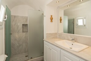 Villa | Salle de bain | Douche, sèche-cheveux, serviettes fournies, shampoing