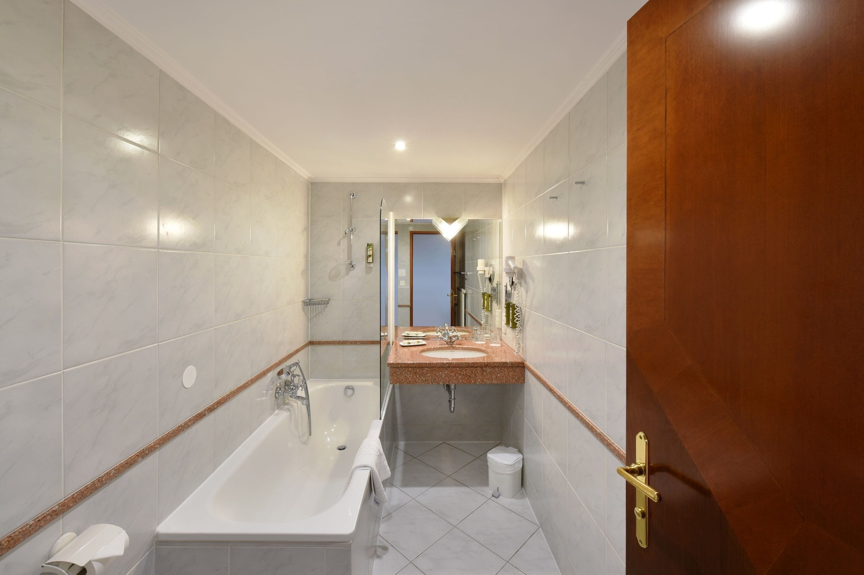 suite, 2 bedrooms | bathroom | free toiletries, hair dryer, towels