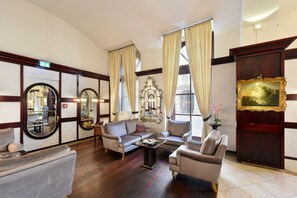 Sala de estar en el lobby