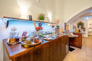 Café da manhã com buffet todos os dias (EUR 29 por pessoa)
