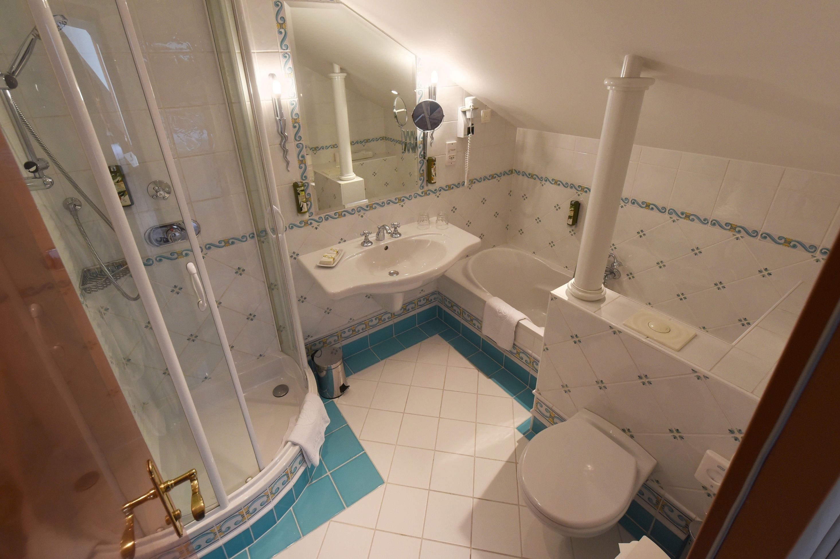 junior studio | bathroom | free toiletries, hair dryer, towels