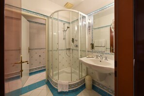 Kostenlose Toilettenartikel, Haartrockner, Handtücher