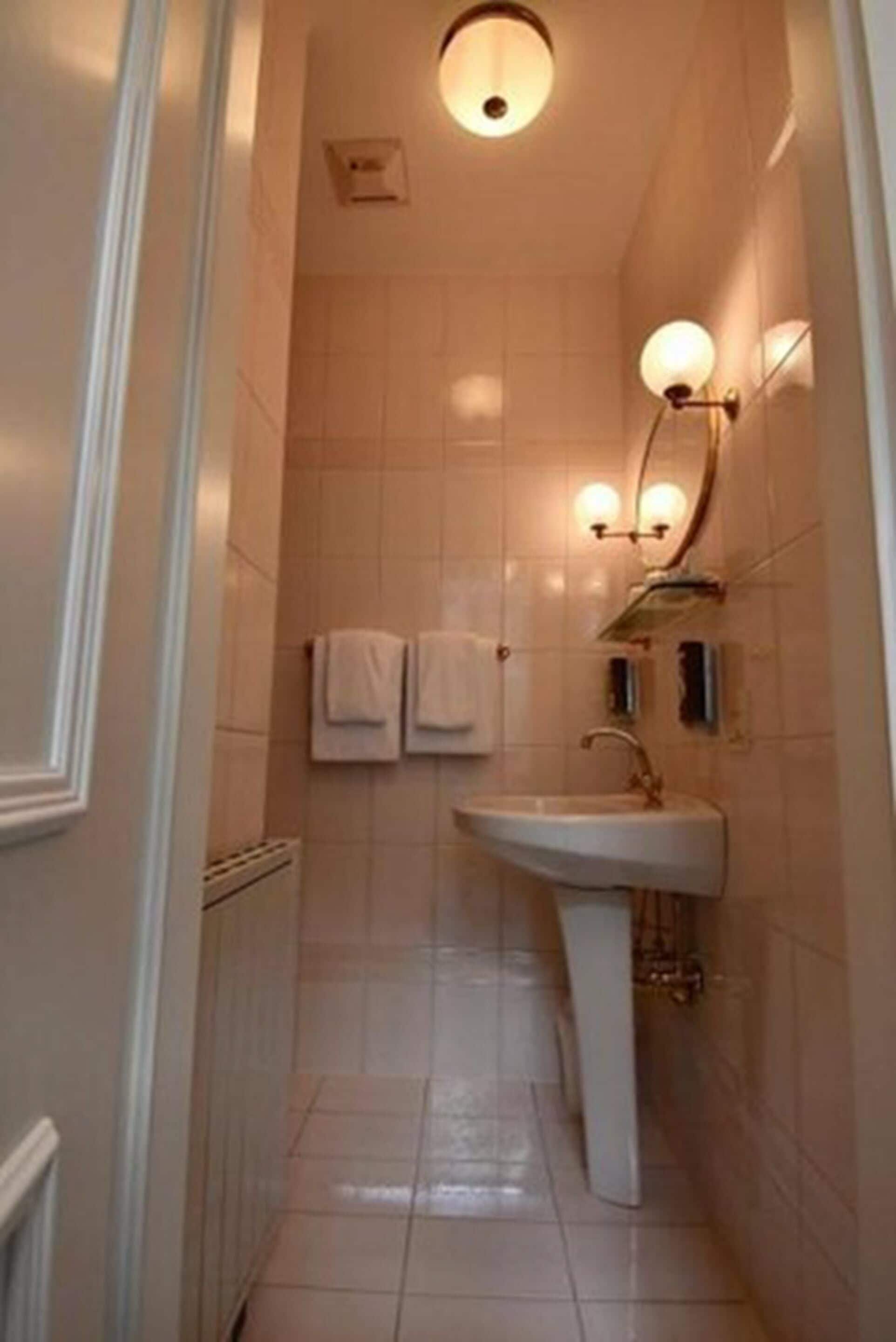 apartment 33a | bathroom | free toiletries, hair dryer, towels