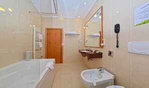 Junior-Suite, 1 Doppelbett | Badezimmer | Dusche, kostenlose Toilettenartikel, Haartrockner