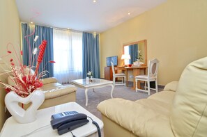 Junior Suite, 1 Double Bed | Living area | Flat-screen TV - Queen Vera (Constanta)