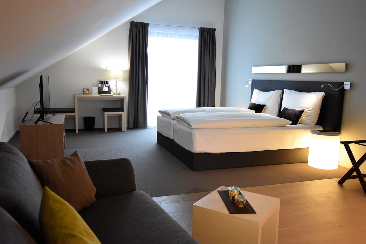 deluxe suite (roof top) | premium bedding, down duvets, in-room safe, desk