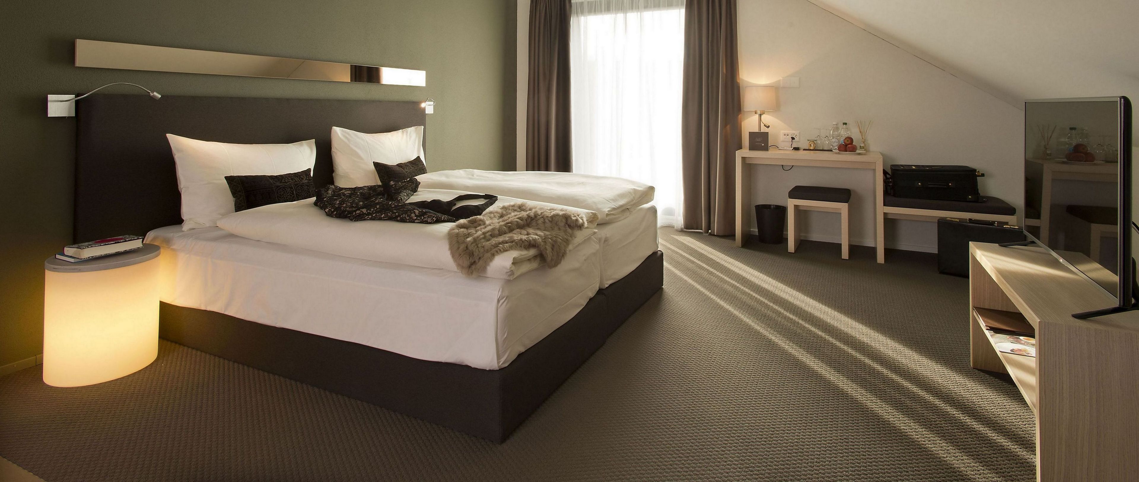 deluxe suite (roof top) | premium bedding, down duvets, in-room safe, desk