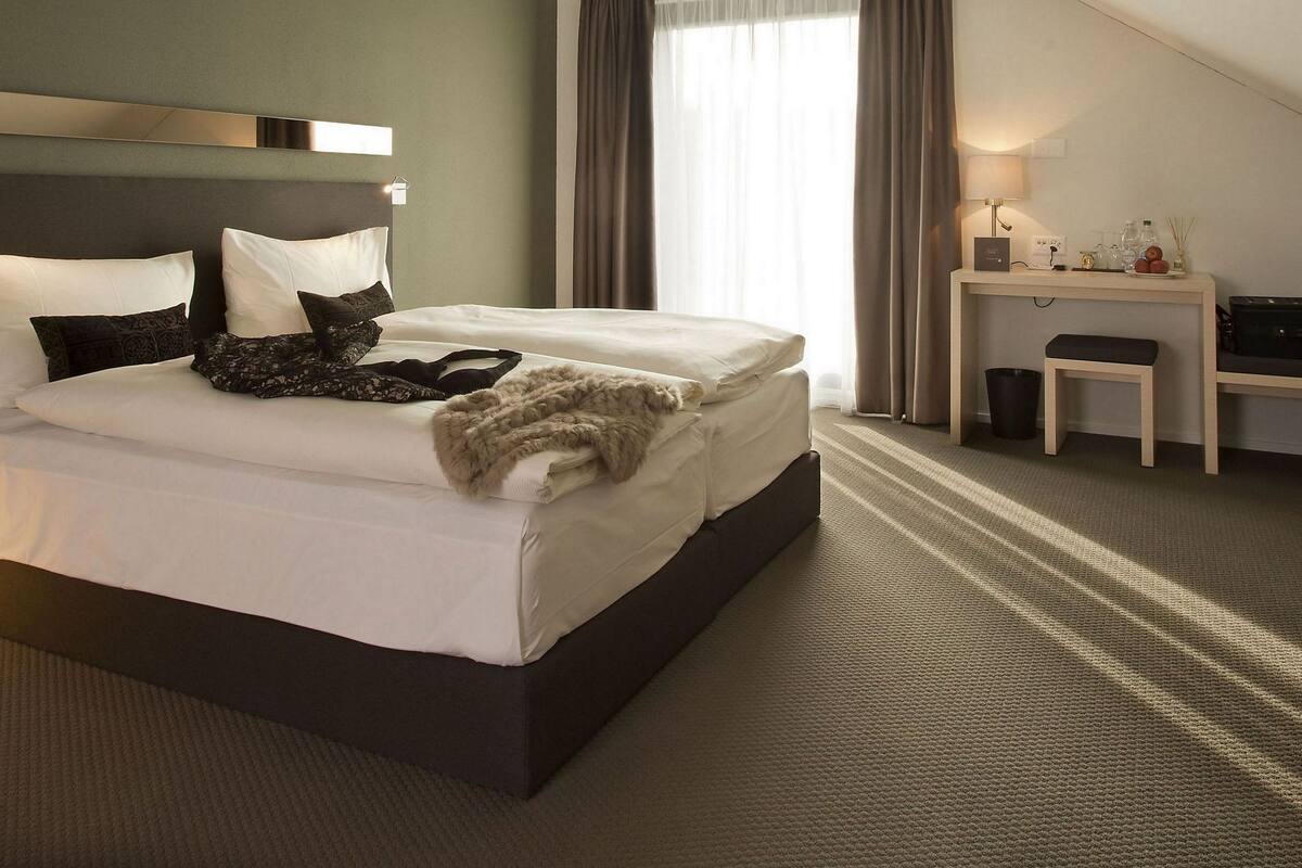 deluxe suite (roof top) | premium bedding, down duvets, in-room safe, desk