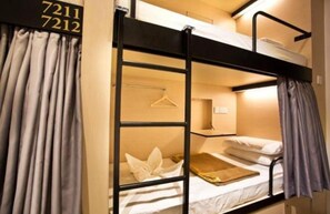 Tabla de planchar con plancha, wifi gratis y ropa de cama 