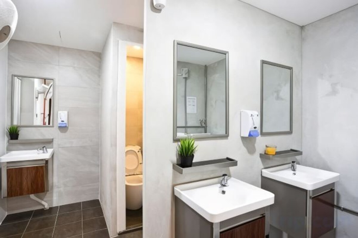 Greatwall Family Room For 20 (no Window) With Shared Bathroom