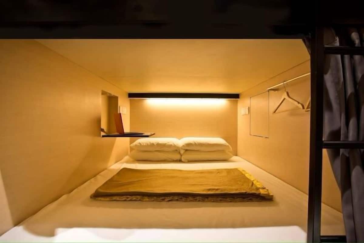 Tabla de planchar con plancha, wifi gratis y ropa de cama