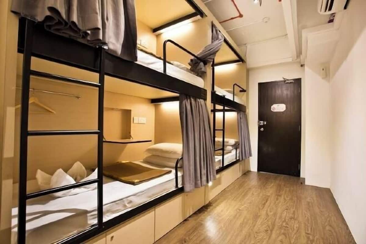 Tabla de planchar con plancha, wifi gratis y ropa de cama