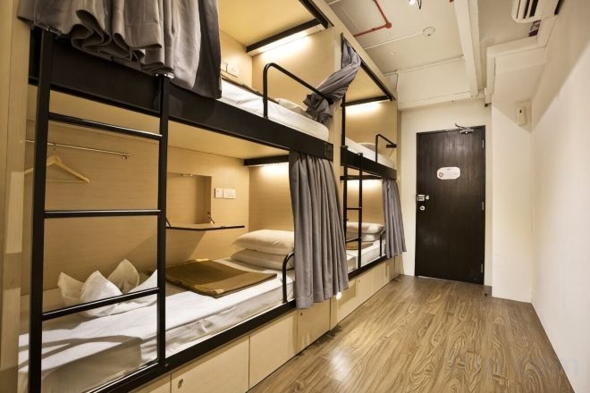 Single Capsule In Female Room (no Window) With Shared Bathroom (Female Only)