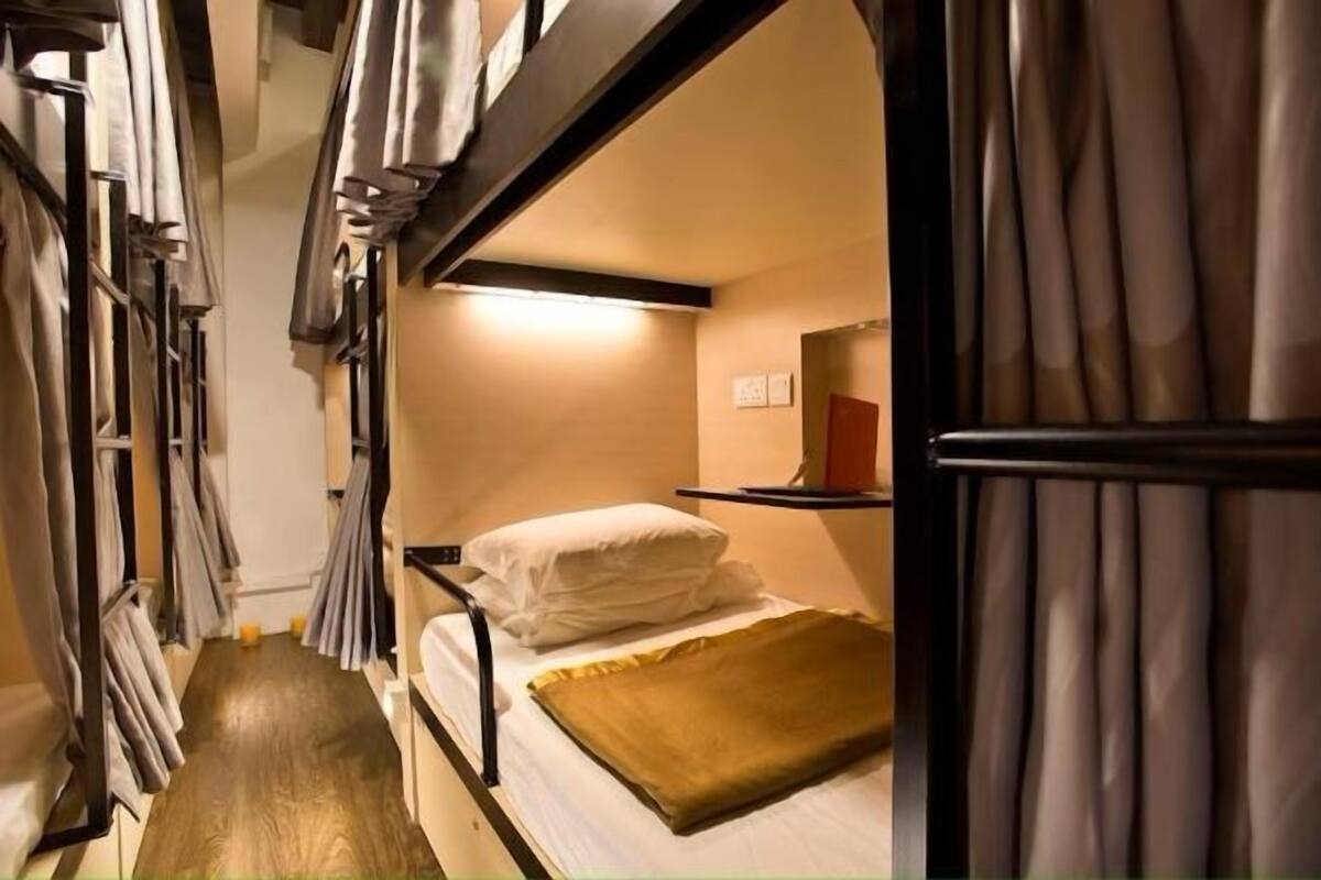 Tabla de planchar con plancha, wifi gratis y ropa de cama