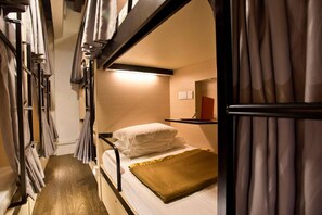 Tabla de planchar con plancha, wifi gratis y ropa de cama 