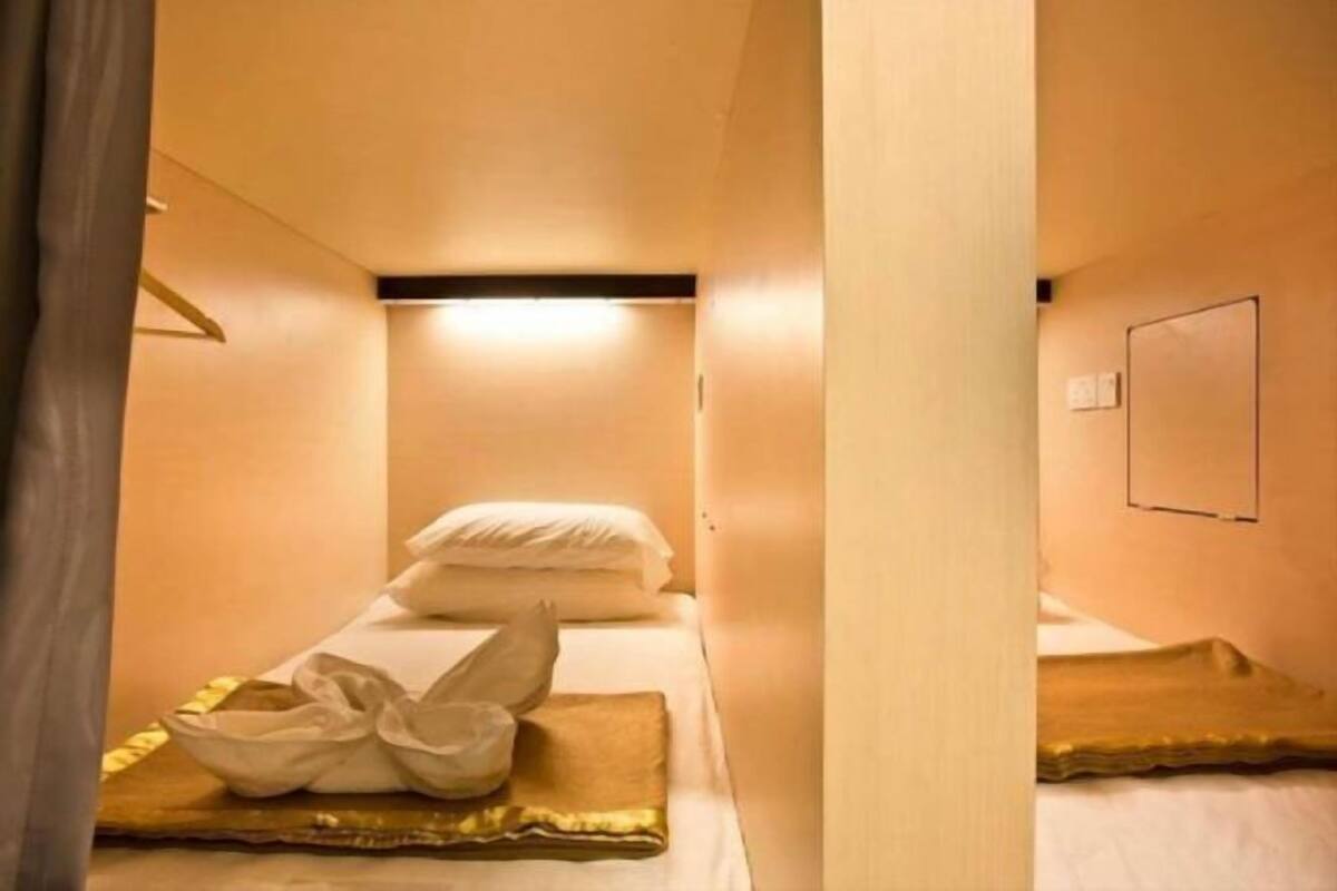 Tabla de planchar con plancha, wifi gratis y ropa de cama