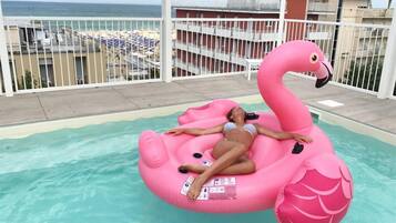 Kolam renang outdoor musiman