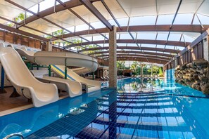 2 piscines couvertes, piscine extérieure (ouverte en saison)