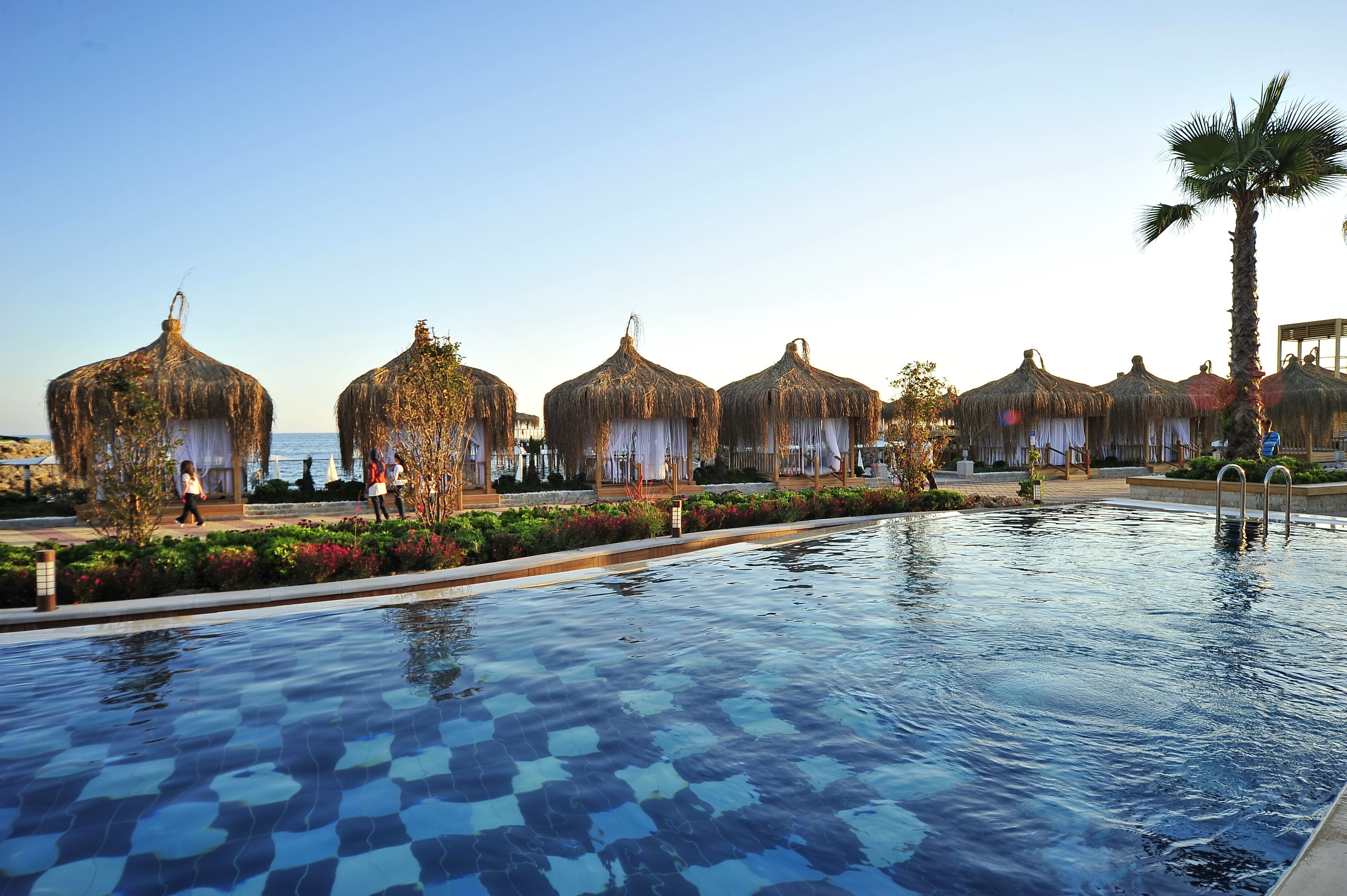 2 innendørsbassenger, sesongbasert utendørsbasseng og bassengparasoller