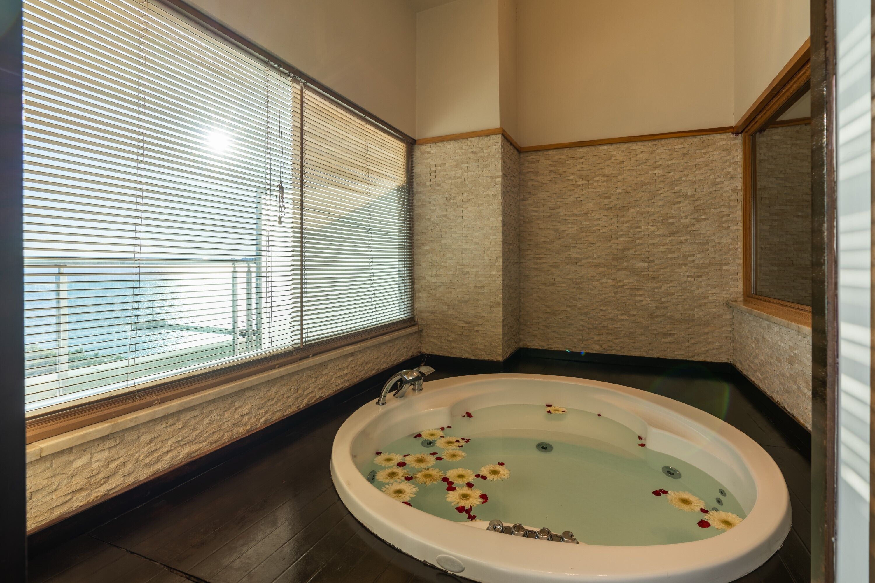 Deluxe Room | Free minibar, in-room safe, free cots/infant beds, free WiFi