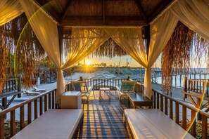 Plage privée, cabines (en supplément), chaises longues, parasols