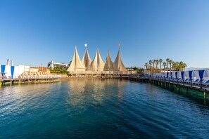 Plage privée, cabines (en supplément), chaises longues, parasols