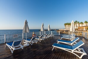 Privat strand, strandtelt (mot et tillegg), solsenger og parasoller